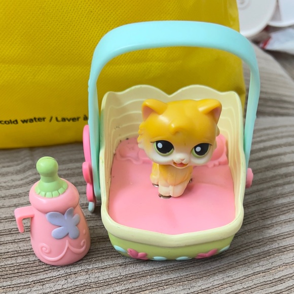 Littlest pet shop cat with magnetic feet which connect to cat’s bed. - Picture 4 of 8